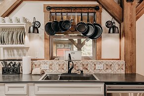 39gs - Hot Tub - Wi-fi - Pets Ok 3 Bedroom Cabin by RedAwning