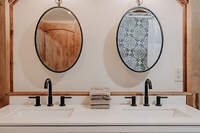 39gs - Hot Tub - Wi-fi - Pets Ok 3 Bedroom Cabin by RedAwning