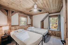 39gs - Hot Tub - Wi-fi - Pets Ok 3 Bedroom Cabin by RedAwning