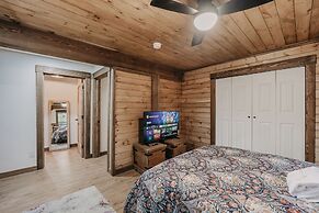 39gs - Hot Tub - Wi-fi - Pets Ok 3 Bedroom Cabin by RedAwning