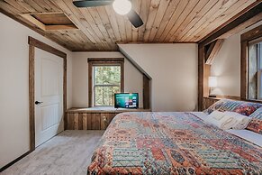 39gs - Hot Tub - Wi-fi - Pets Ok 3 Bedroom Cabin by RedAwning