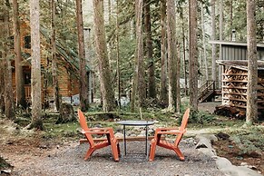 39gs - Hot Tub - Wi-fi - Pets Ok 3 Bedroom Cabin by RedAwning