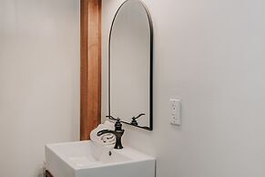 39gs - Hot Tub - Wi-fi - Pets Ok 3 Bedroom Cabin by RedAwning