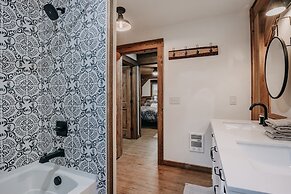 39gs - Hot Tub - Wi-fi - Pets Ok 3 Bedroom Cabin by RedAwning