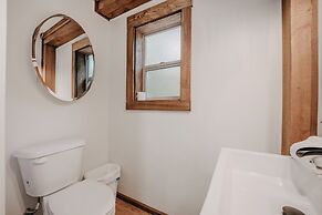 39gs - Hot Tub - Wi-fi - Pets Ok 3 Bedroom Cabin by RedAwning