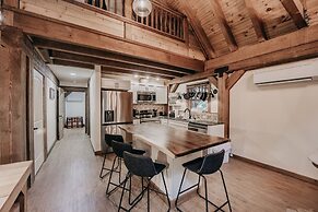 39gs - Hot Tub - Wi-fi - Pets Ok 3 Bedroom Cabin by RedAwning