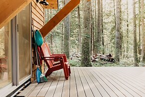 39gs - Hot Tub - Wi-fi - Pets Ok 3 Bedroom Cabin by RedAwning