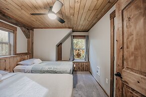 39gs - Hot Tub - Wi-fi - Pets Ok 3 Bedroom Cabin by RedAwning