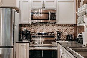 39gs - Hot Tub - Wi-fi - Pets Ok 3 Bedroom Cabin by RedAwning