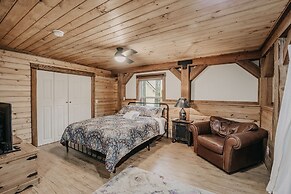 39gs - Hot Tub - Wi-fi - Pets Ok 3 Bedroom Cabin by RedAwning