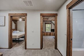 39gs - Hot Tub - Wi-fi - Pets Ok 3 Bedroom Cabin by RedAwning