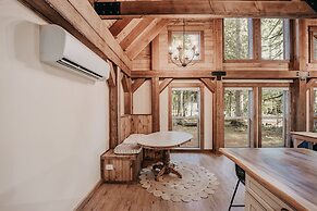 39gs - Hot Tub - Wi-fi - Pets Ok 3 Bedroom Cabin by RedAwning