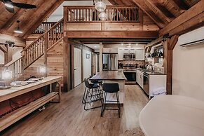 39gs - Hot Tub - Wi-fi - Pets Ok 3 Bedroom Cabin by RedAwning