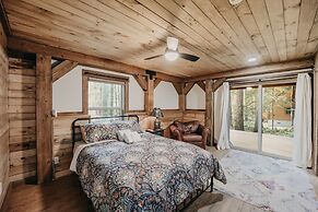 39gs - Hot Tub - Wi-fi - Pets Ok 3 Bedroom Cabin by RedAwning