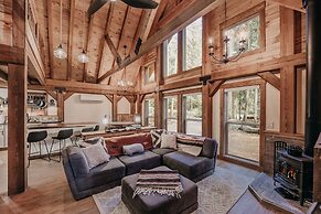 39gs - Hot Tub - Wi-fi - Pets Ok 3 Bedroom Cabin by RedAwning