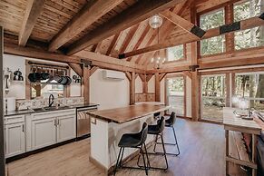 39gs - Hot Tub - Wi-fi - Pets Ok 3 Bedroom Cabin by RedAwning