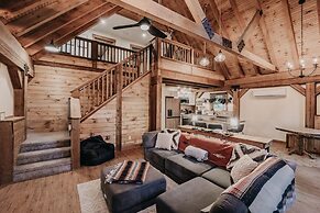 39gs - Hot Tub - Wi-fi - Pets Ok 3 Bedroom Cabin by RedAwning