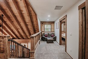 39gs - Hot Tub - Wi-fi - Pets Ok 3 Bedroom Cabin by RedAwning