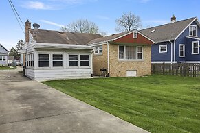 Charming Retreat In The Heart Of Des Plaines 3 Bedroom Residence by Re