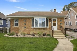 Charming Retreat In The Heart Of Des Plaines 3 Bedroom Residence by Re