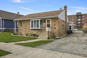 Charming Retreat In The Heart Of Des Plaines 3 Bedroom Residence by Re