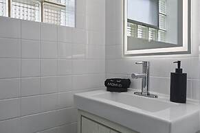 Charming Retreat In The Heart Of Des Plaines 3 Bedroom Residence by Re