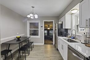 Charming Retreat In The Heart Of Des Plaines 3 Bedroom Residence by Re