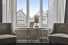 Charming Retreat In The Heart Of Des Plaines 3 Bedroom Residence by Re