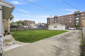 Charming Retreat In The Heart Of Des Plaines 3 Bedroom Residence by Re