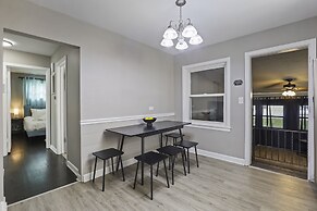Charming Retreat In The Heart Of Des Plaines 3 Bedroom Residence by Re