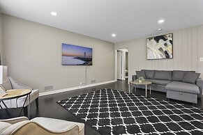 Charming Retreat In The Heart Of Des Plaines 3 Bedroom Residence by Re