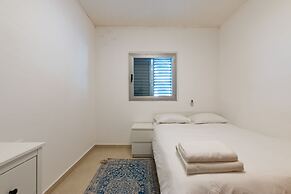 Stylish & Cozy Seaview Vacation APT