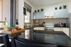 Stylish & Cozy Seaview Vacation APT