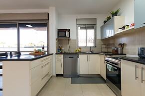 Stylish & Cozy Seaview Vacation APT