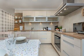 Soft Beige Raniuszka by Renters