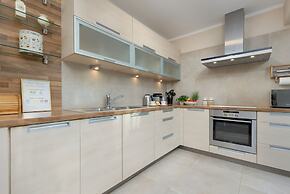 Soft Beige Raniuszka by Renters