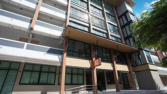 B2 Korat Night Market Boutique