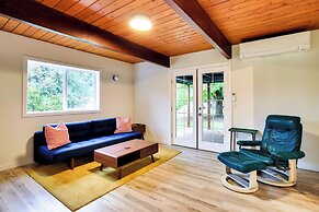 Modern Oregon Getaway w/ Fireplace, Yard & Deck