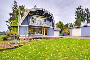 Modern Oregon Getaway w/ Fireplace, Yard & Deck