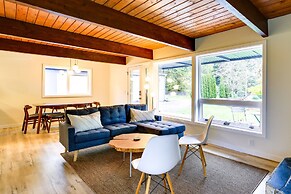 Modern Oregon Getaway w/ Fireplace, Yard & Deck