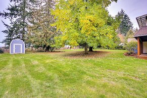 Modern Oregon Getaway w/ Fireplace, Yard & Deck