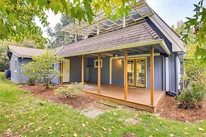 Modern Oregon Getaway w/ Fireplace, Yard & Deck