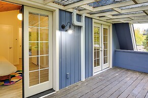 Modern Oregon Getaway w/ Fireplace, Yard & Deck