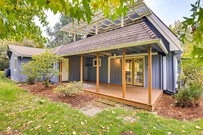 Modern Oregon Getaway w/ Fireplace, Yard & Deck