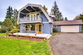 Modern Oregon Getaway w/ Fireplace, Yard & Deck