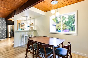 Modern Oregon Getaway w/ Fireplace, Yard & Deck