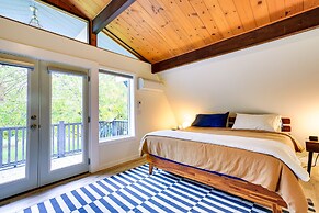 Modern Oregon Getaway w/ Fireplace, Yard & Deck