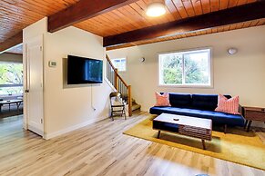 Modern Oregon Getaway w/ Fireplace, Yard & Deck