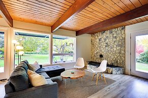 Modern Oregon Getaway w/ Fireplace, Yard & Deck