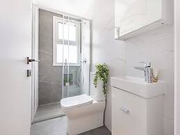 Sanders Cruise - Lovely Studio Apt With Balcony